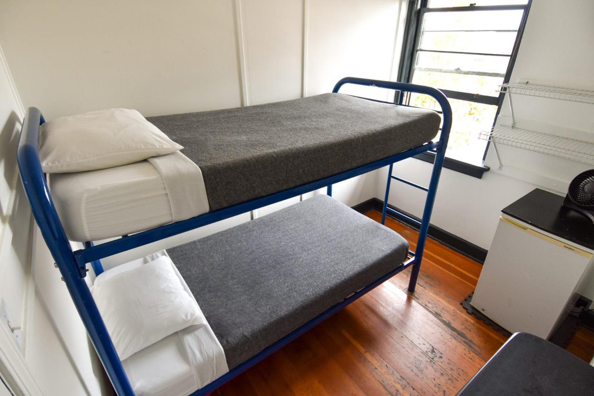 Ocean Island Inn | Backpackers | Suites Виктория Номер фото