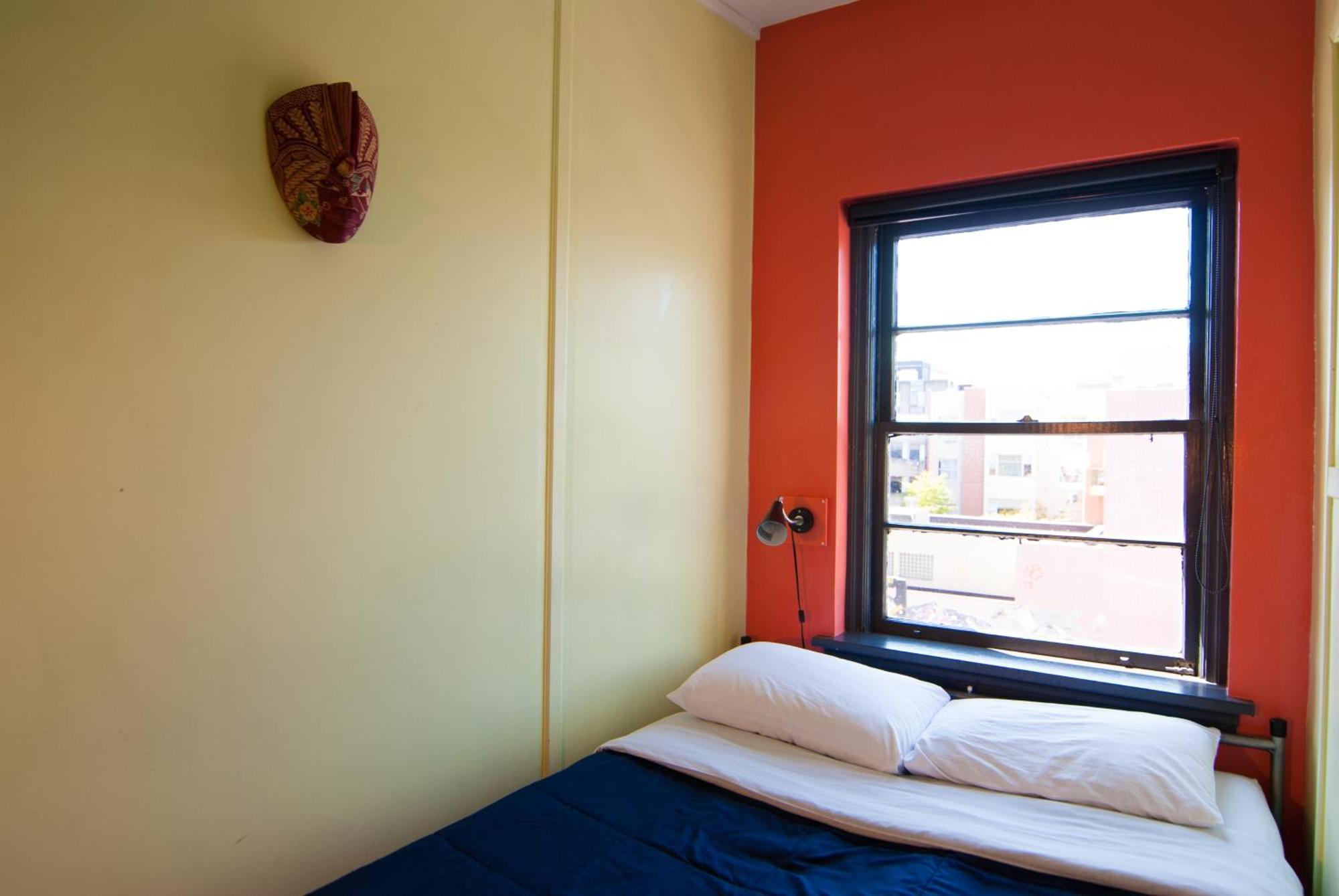 Ocean Island Inn | Backpackers | Suites Виктория Номер фото